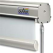 Pantalla manual frontal PSO Ouver Promax - Al recoger la pantalla, el cajet�n queda cerrado gracias a la barra inferior de dise�o triangular.