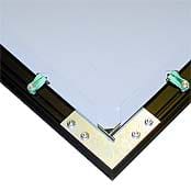 Pantalla frontal de marco fijo Ouver ThinFlat - La sujeci�n de la tela al marco de aluminio se realiza a trav�s de tensores el�sticos que gracias a las varillas tensoras, alarga la vida de la tela de proyecci�n y ofrece una superficie completamente lisa.